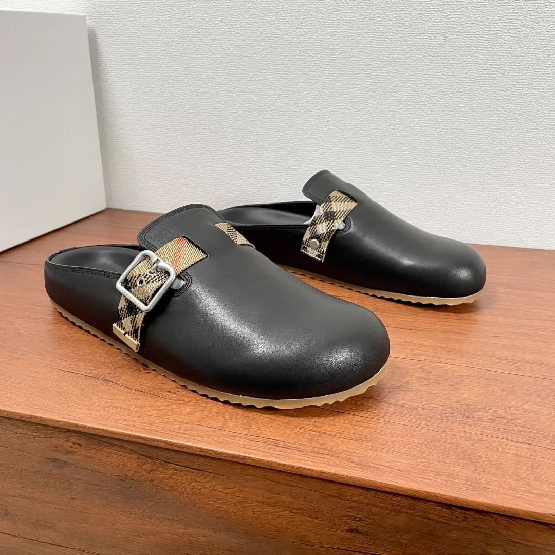 P380 Burberry's new men's checkered leather Urchin half-flop. Made of soft suede cowhide and calfskin, this half-flop sandal features an adjustable B-shaped buckle strap and is decorated with the signature sand-colored Burberry check in jacquard worsted. The upper wraps around the midsole and is paired with a sole made of the same upper material with an embossed logo on the heel and a wavy rubber outsole embellished with the Burberry lettering. Fashionable and casual! Comes with full set of original packaging dust bag! Code number: 39-40-41-42-43-44 standard code (38/45 can be customized and returns and exchanges are not supported) No. 012